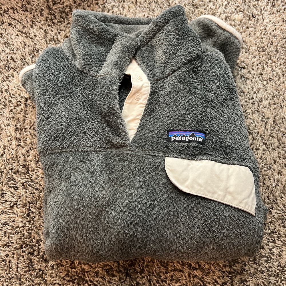 Womens Medium (fits a small if you like a little oversized )Patagonia Sweatshirt